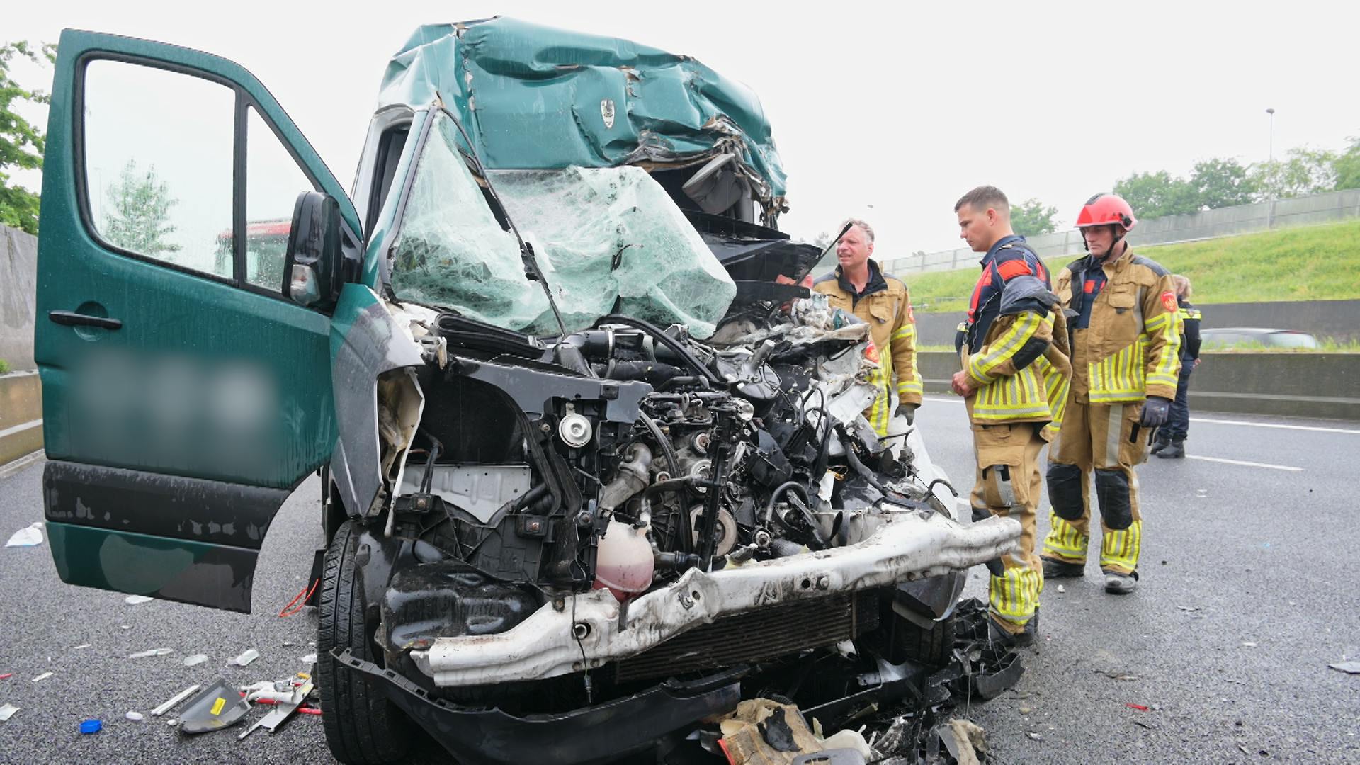 Bestelbus Botst Achterop Vrachtwagen Op A16 Bij Breda